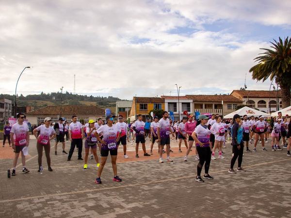 La plaza llena de energía antes de la carrera
