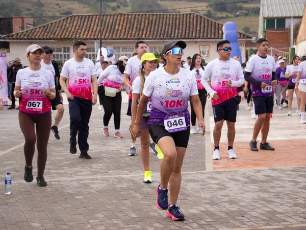 En plena carrera por las calles de Cómbita