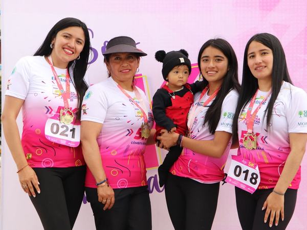 Amigas y familia celebrando la llegada