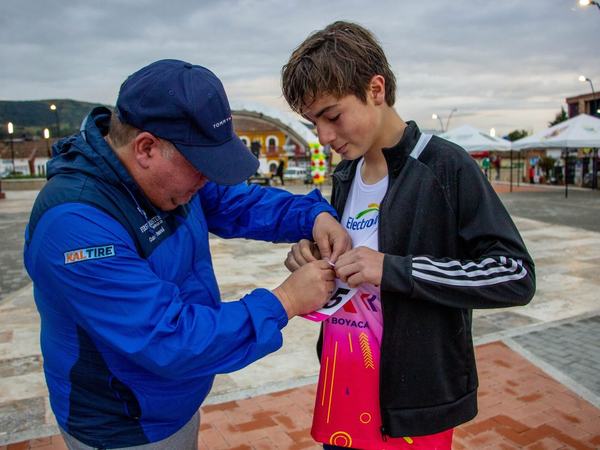 Cada participante recibió su medalla